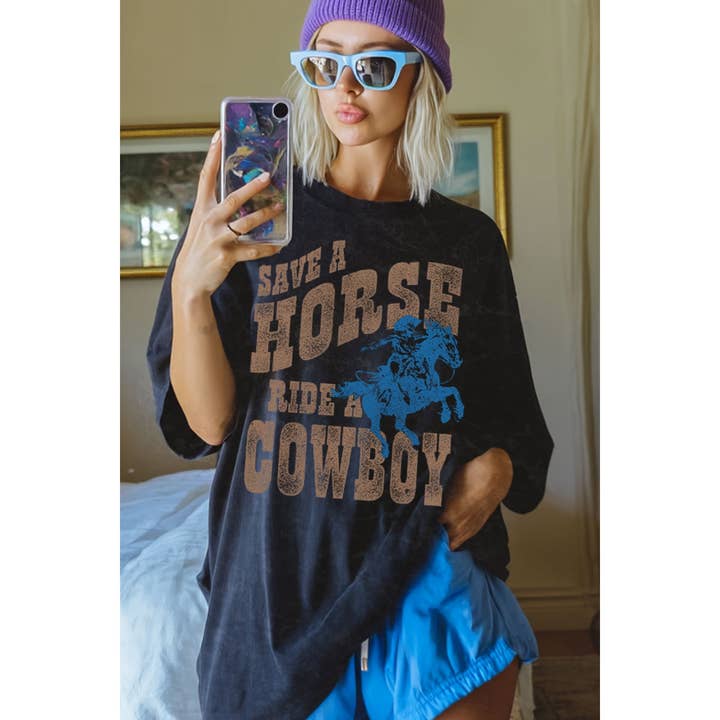 TEE-SHIRT GRAPHIQUE MINÉRAL SURDIMENSIONNÉ "SAVE A HORSE" pour la vente par HRTandLUV