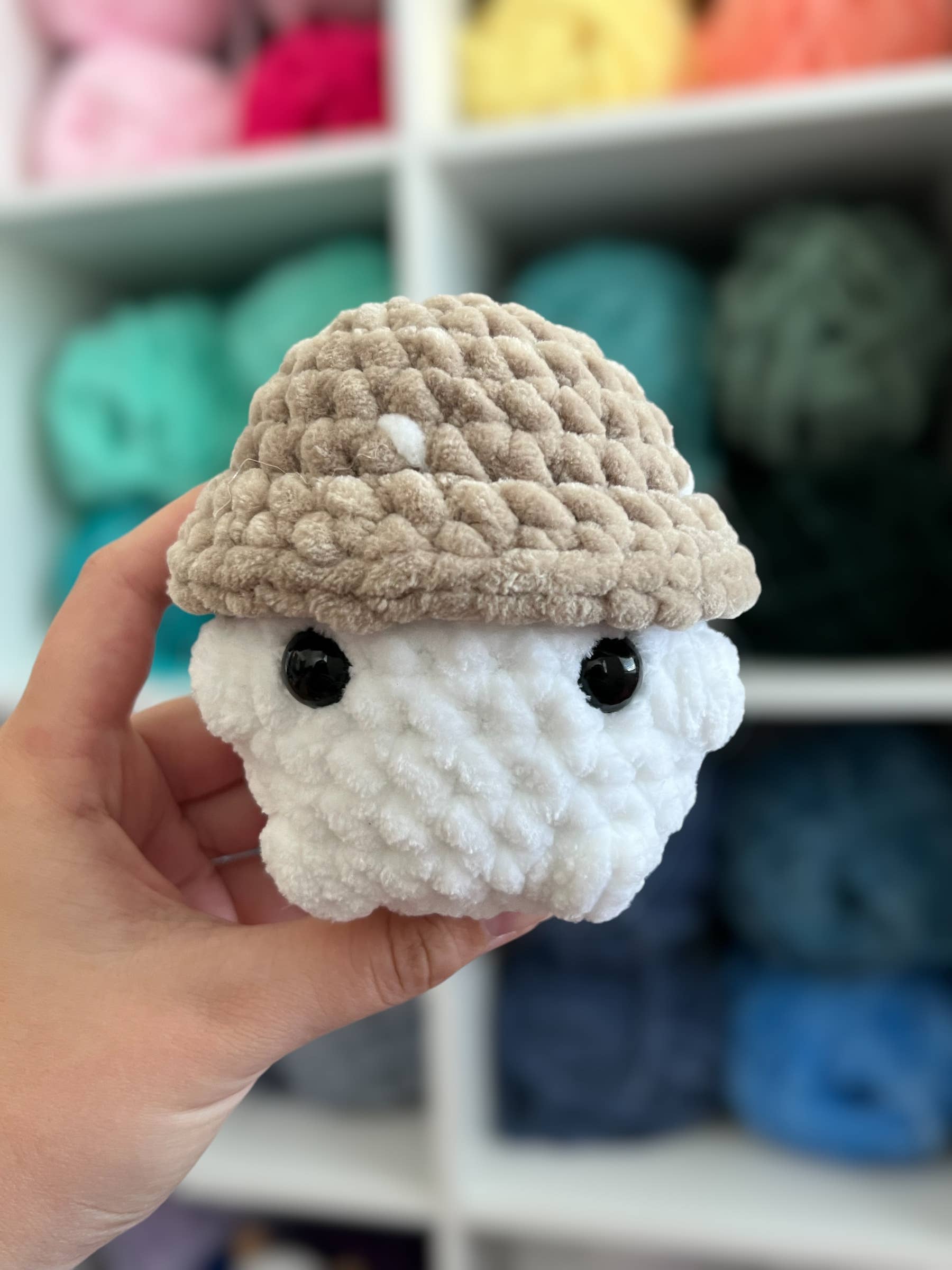 The Yarn Barn NC - Venta al por mayor Peluche - Niños y bebés - Hongo de Ganchillo Hecho a Mano - Peluche Inspirado en la Naturaleza