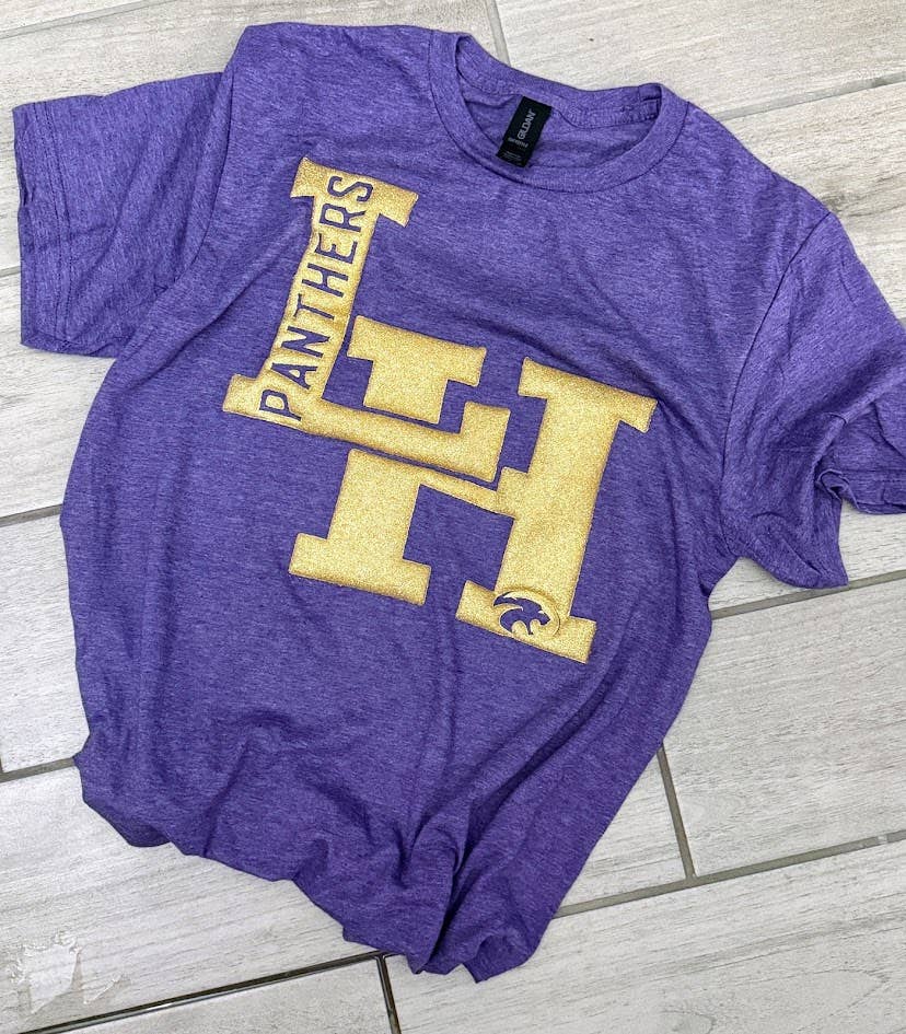 A Blessed Texas Mess Boutique - Vente T-shirt à imprimés – unisexe - T-shirts personnalisés en vinyle gonflé pour l'esprit d'école, T-shirts pour l'esprit d'équipe2