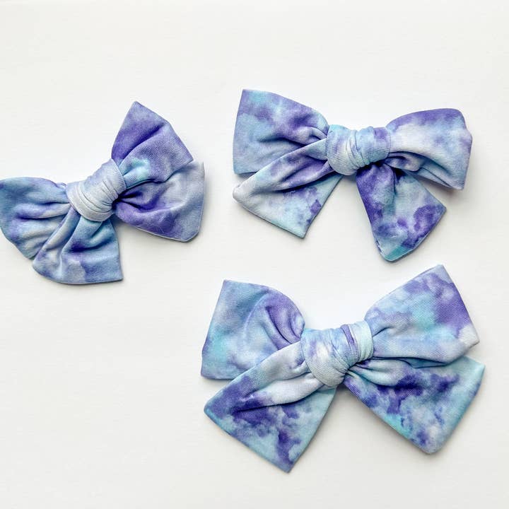 Nœud tie-dye violet pour la vente par Jensens Jammies