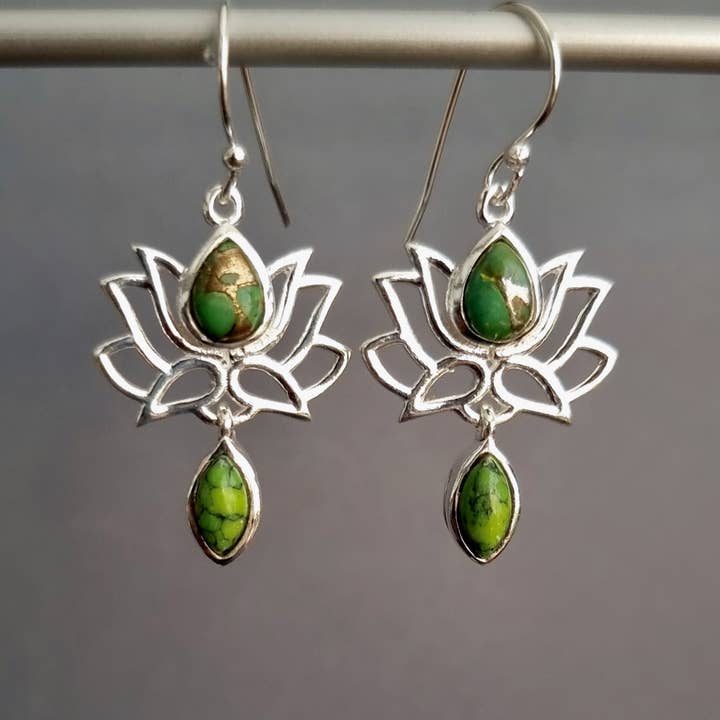 Boucles d'oreilles fleur de lotus en turquoise verte et cuivre | Argent 925, E64GCT pour la vente par Mistry Gems