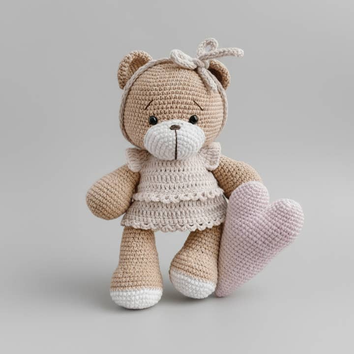 Jouet Fille Ours en Peluche au Crochet avec Cœur Rose pour la vente par Joy Gift London