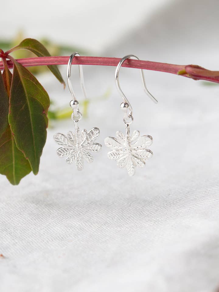 Boucles d'oreilles crochet feuille d'Aralia pour la vente par Amanda Coleman Jewelry