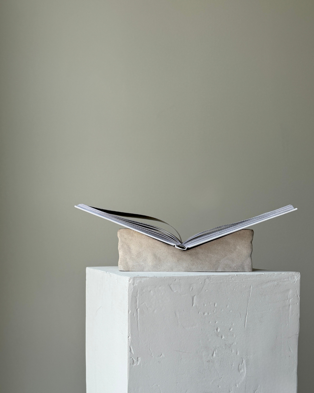 GINALADÉCO - Wholesale Decorative Tabletop Object - The Aela Stand | Almond4