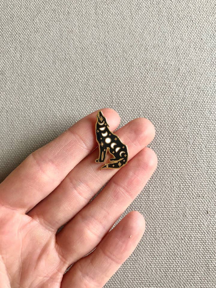 Pin esmaltado Cosmic Wolf para venta al por mayor de Wishcraft Goods