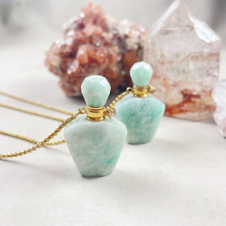 Ewelina Pas Jewelry – Großhandel Kette mit Anhänger/Charm – Halskette aus goldfarbenem Pentagon mit Amazonit-Flasche