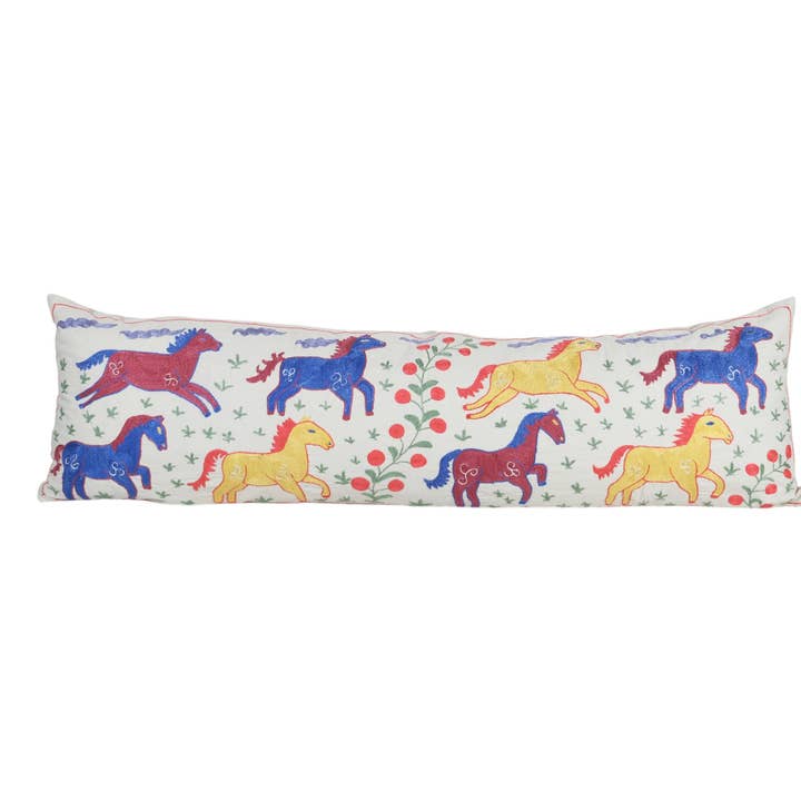 Cuscino Suzani con motivo animalier, tessuto ricamato vintage per la vendita all'ingrosso da parte di Vintage Pillows Store