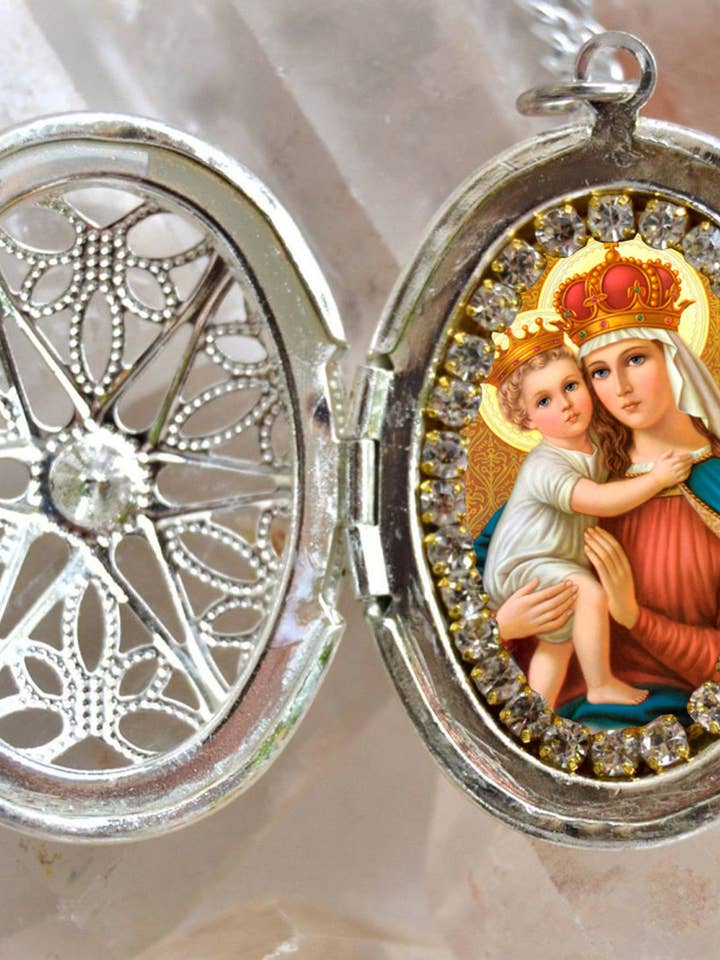 Médaillon artisanal Notre-Dame de Bon Remède pour la vente par MariaSantissimaShop