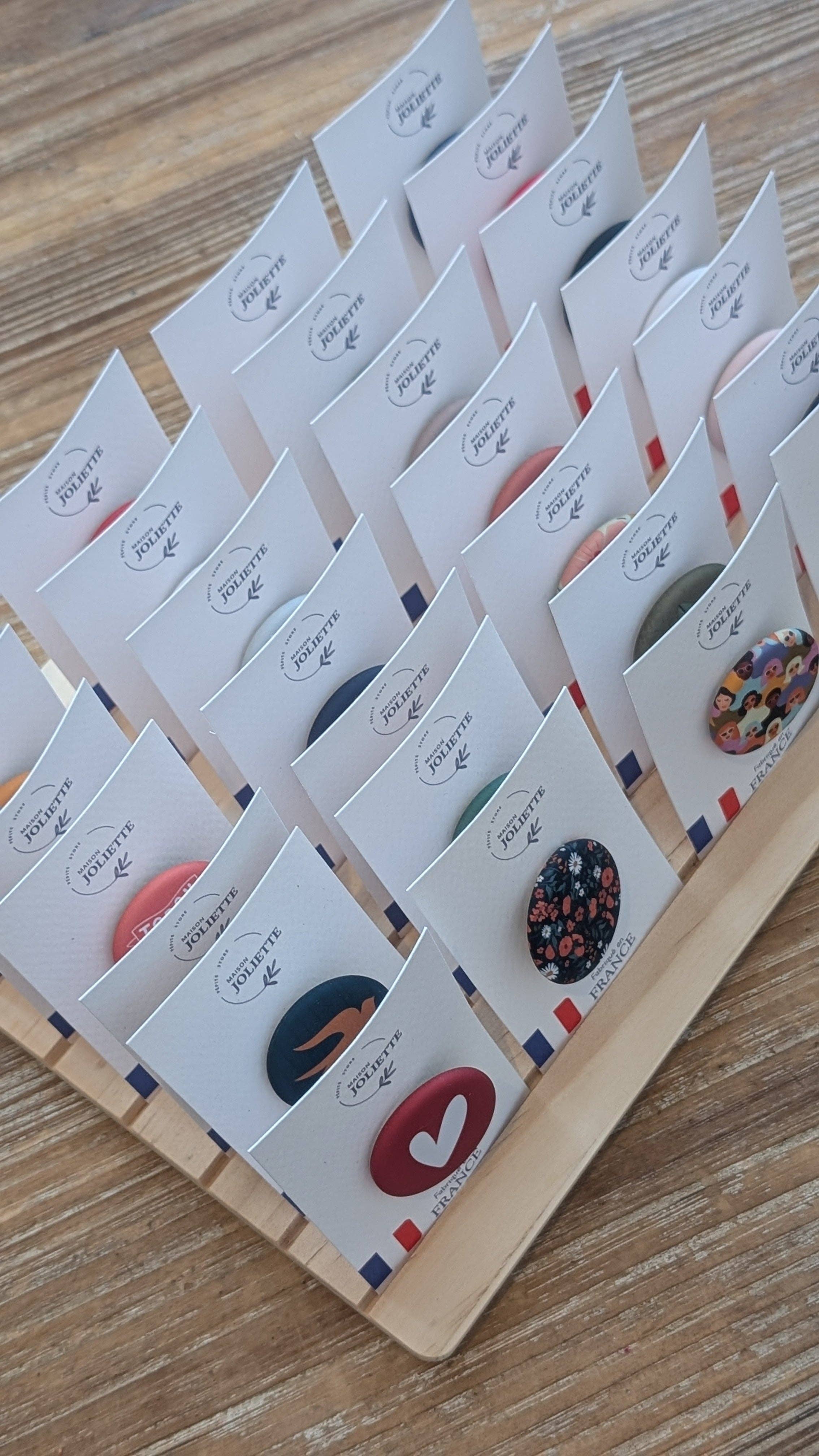 Maison Joliette - Wholesale Lapel Pin/Button - Maternity - Implantation Pack 28 Badges + Display Stand2