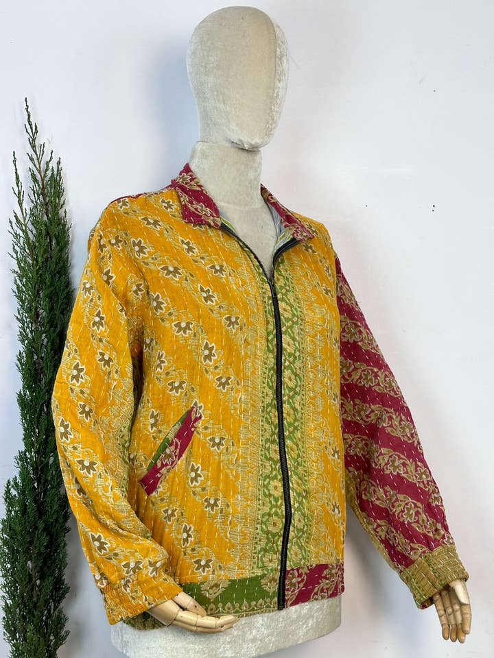 Veste courte Boho Vintage Kantha Winters avec poches pour la vente par The Eastern Loom