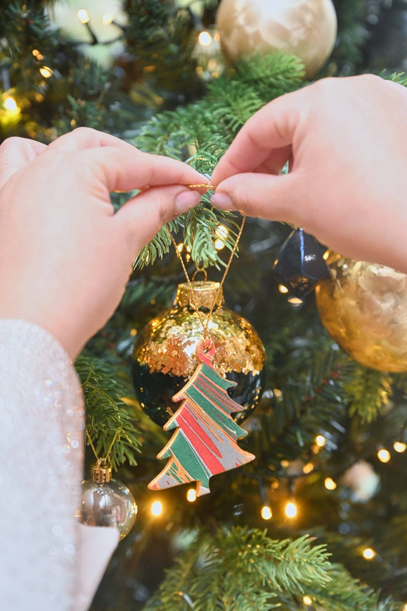 Paper Mirchi – wholesale Season’s Greetings card – Keepsake Marble Ornament Greeting Card - Tree Festive Mix3