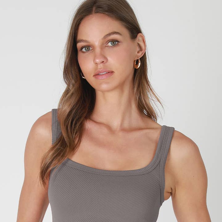 NS7801 - Crop Top Chevron acanalado y otras tendencias de Resultados para top crop al por mayor. Devoluciones gratuitas y condiciones de pago a 60 días en Faire en Faire.