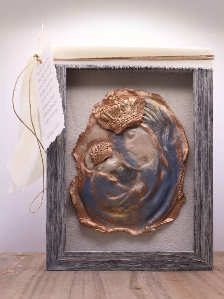 Boîte à ombre Vierge à l'Enfant, Art en argile fait main pour la vente par Provincial Posh