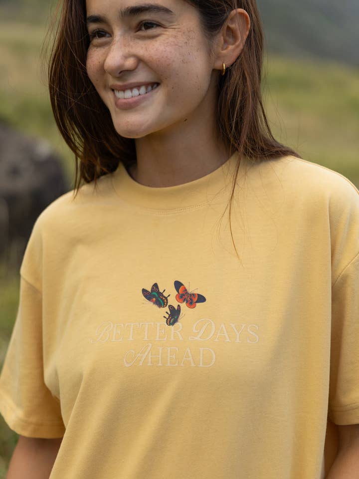 Bedre Dage Sommerfugl Unisex T-shirt for engroshandel hos Elevated Faith