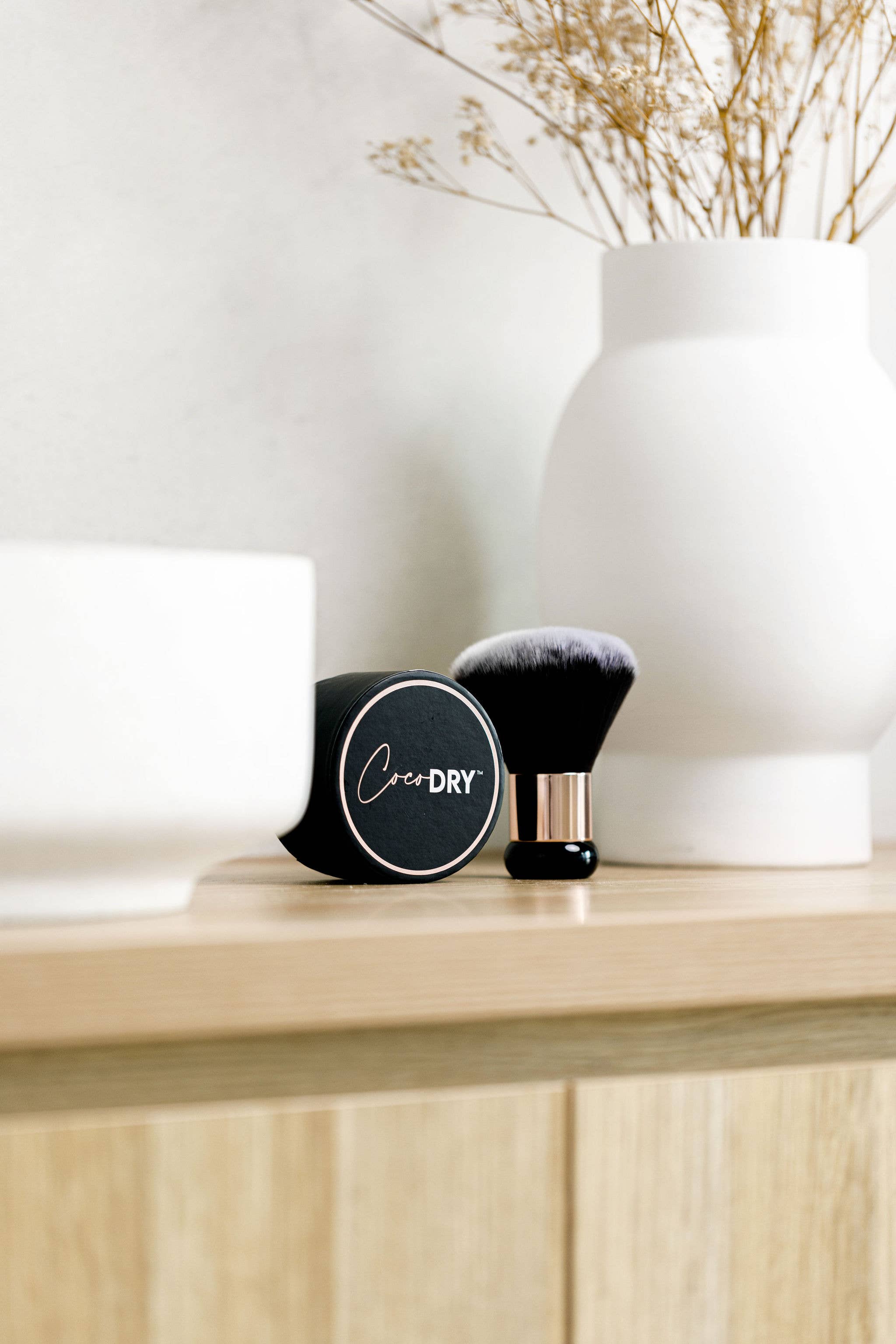 CocoDRY™ – Engroshandel Makeup setting spray/pudder – CocoDRY™ Tørrepulver til selvbruner 1,5845 g & Kabuki-kropsbørste7