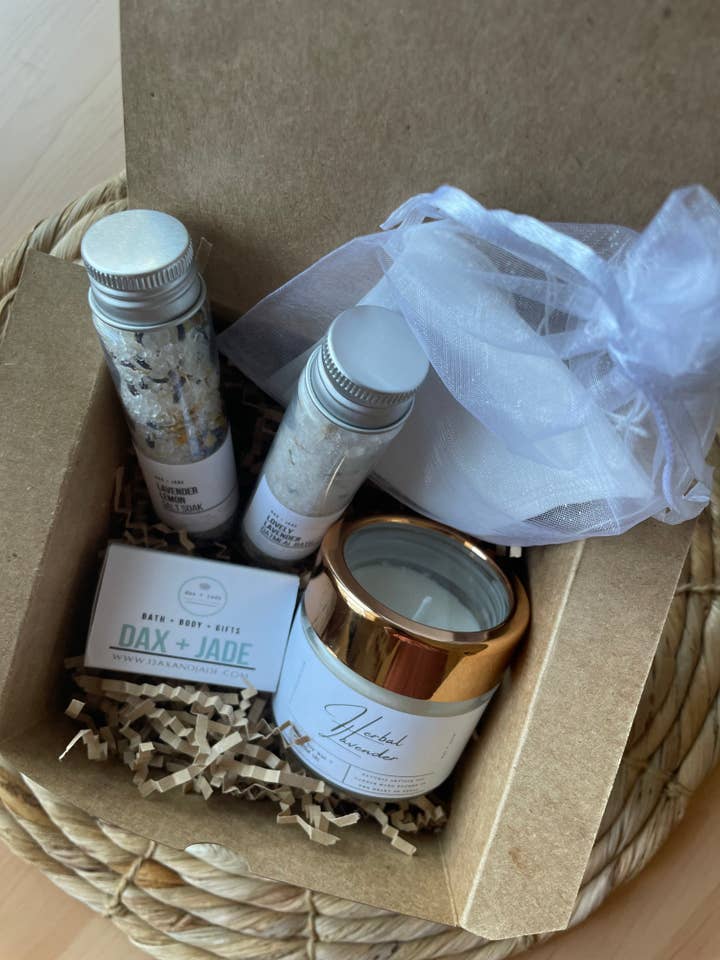 Mini coffret cadeau Lavender Lover avec bougie pour la vente par dax + jade