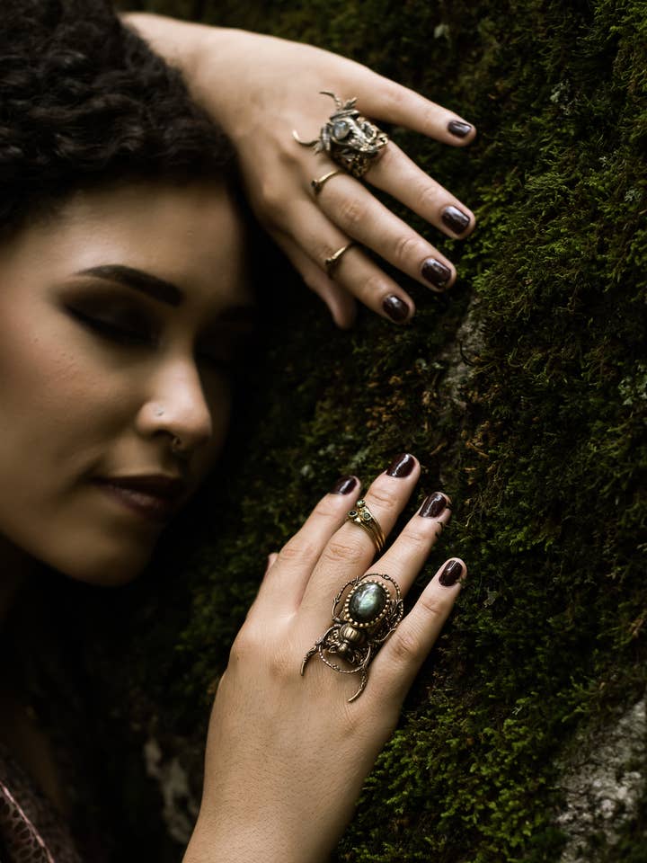 Halvmåne-krönt skarabé fingerstycke för wholesale av Trollbinde