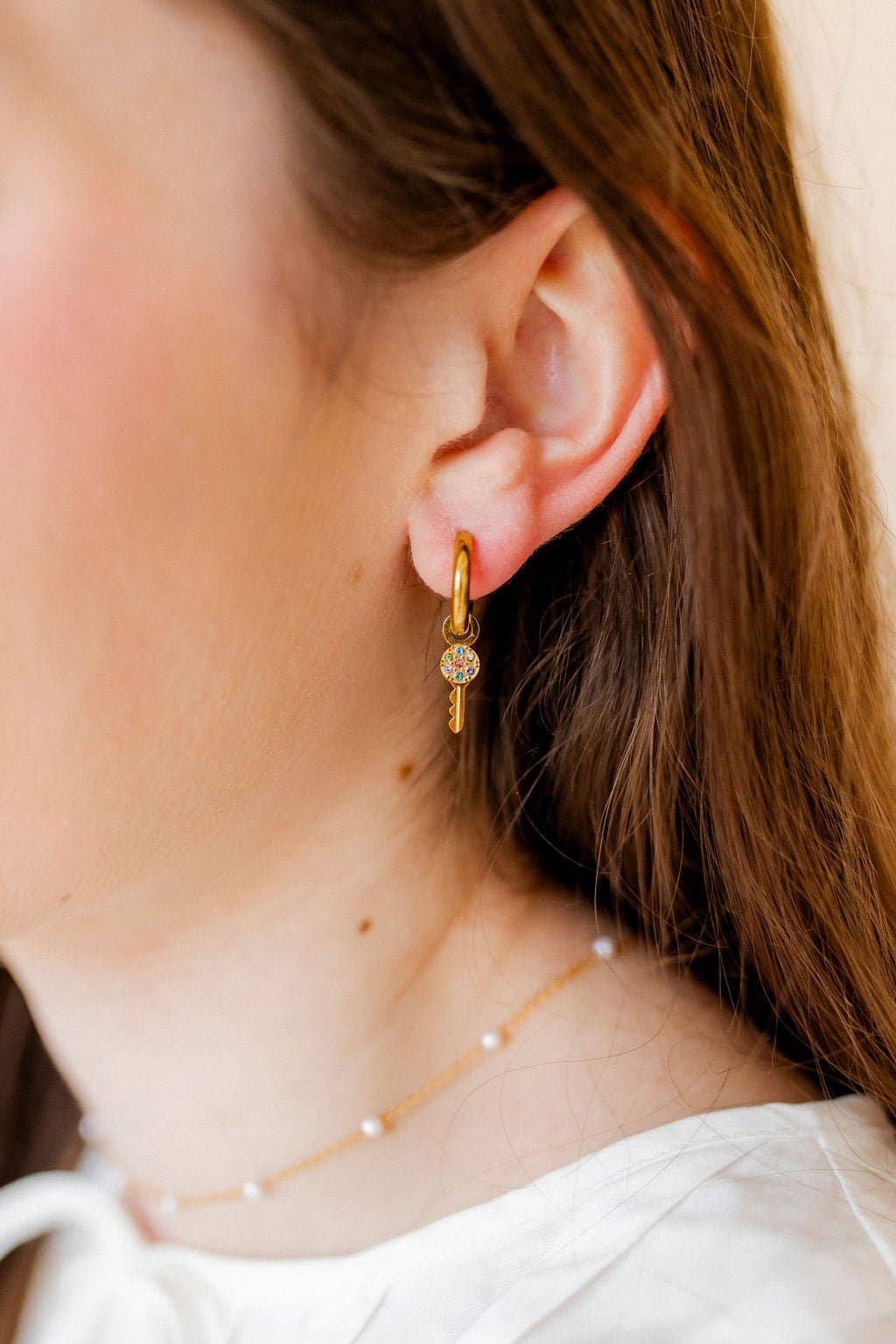 LINNY CO – wholesale Huggieörhängen – Huggie Charm Örhängen - Lås och Nyckel Guld10