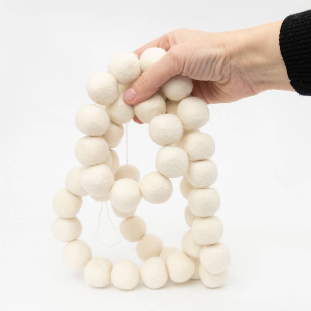 The Winding Road – Großhandel Wimpel/Girlande – Girlande aus weißen Filzkugeln4