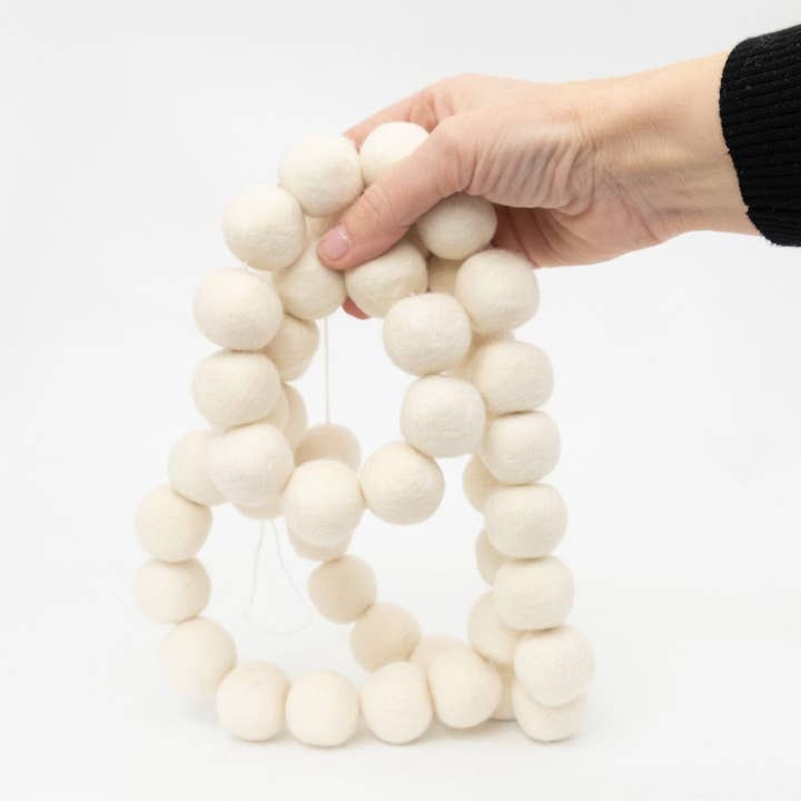 The Winding Road – Großhandel Wimpel/Girlande – Girlande aus weißen Filzkugeln4