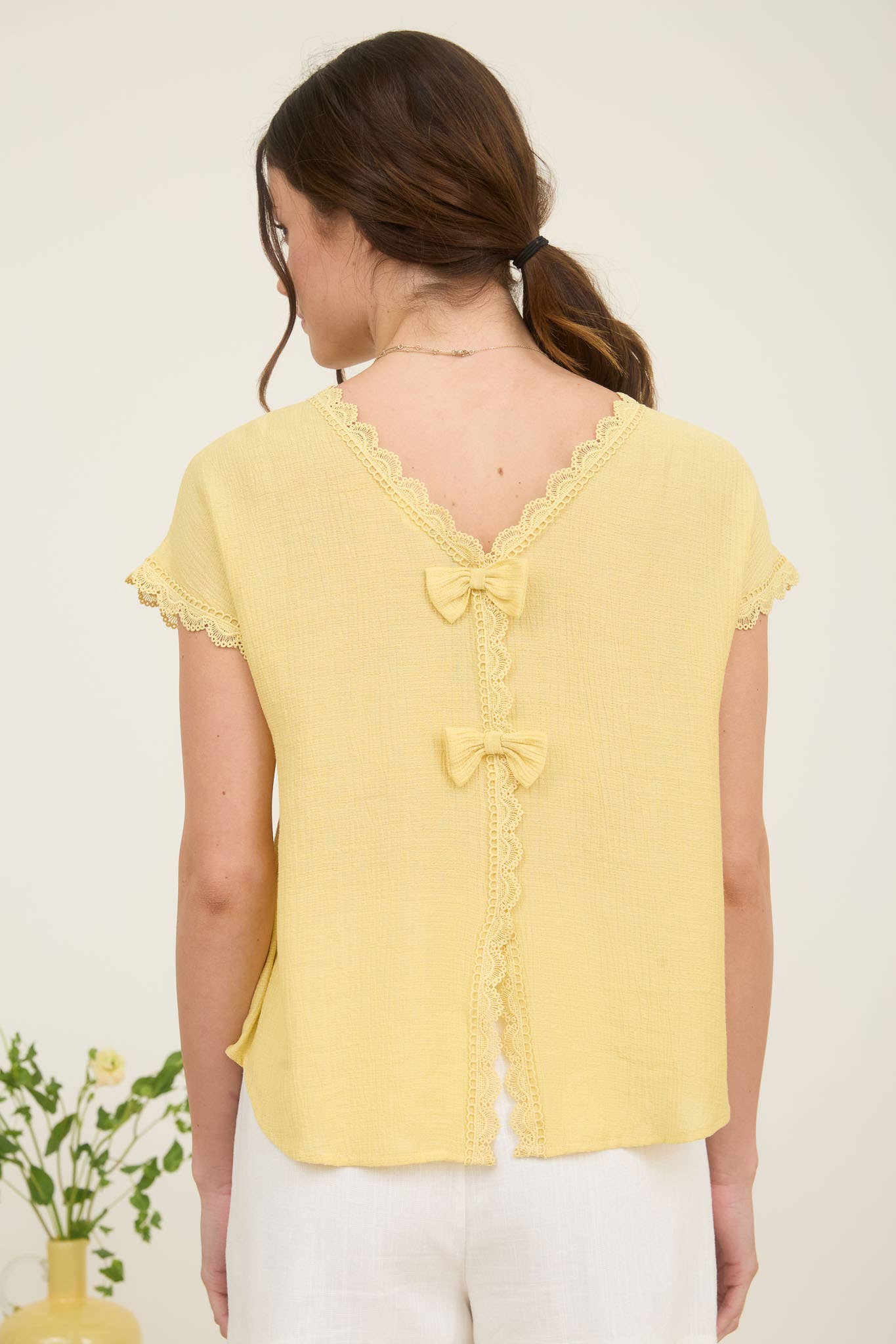 Blu Pepper - Vendita all'ingrosso Camicetta - Donna - Blusa a maniche corte con dettaglio fiocco posteriore e bordo in pizzo.6