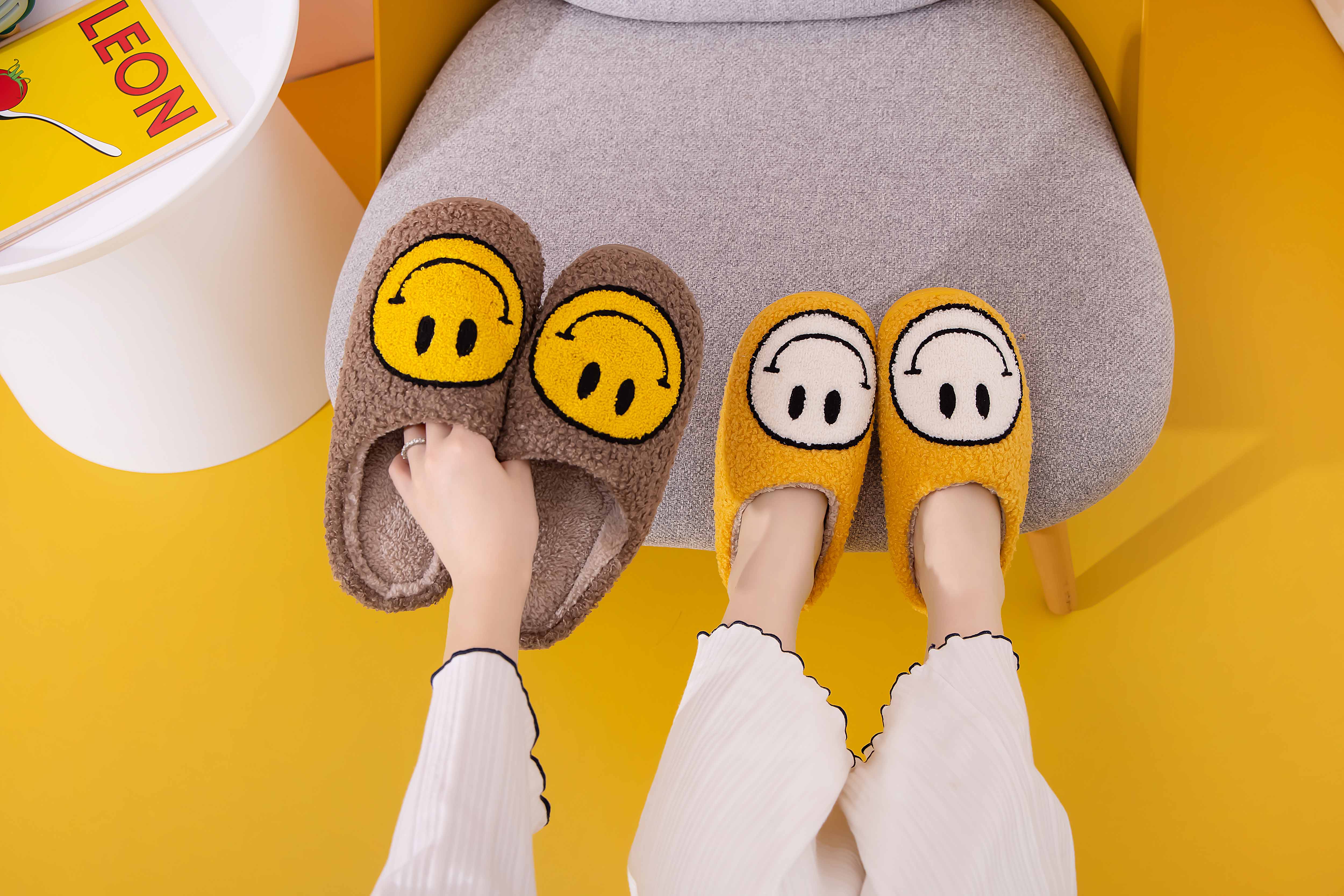 Shop Lev - Vente Chaussons – femme - Chaussons confort à semelle légère en fausse fourrure douce avec visage souriant pour adulte9