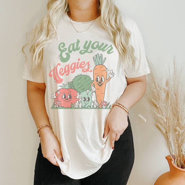 Amy Anne Apparel Inc - Vente T-shirt sérigraphié – femme - T-shirt graphique rétro Eat Your Veggies pour femmes