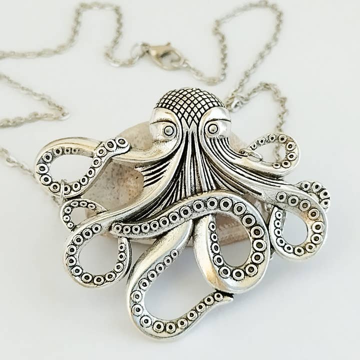Girocollo Octopus, disponibile in argento o bronzo ossidato e ulteriori Risultati per prezzo polpo all'ingrosso. Resi gratuiti e termini di pagamento a 60 giorni su Faire in tendenza su Faire.