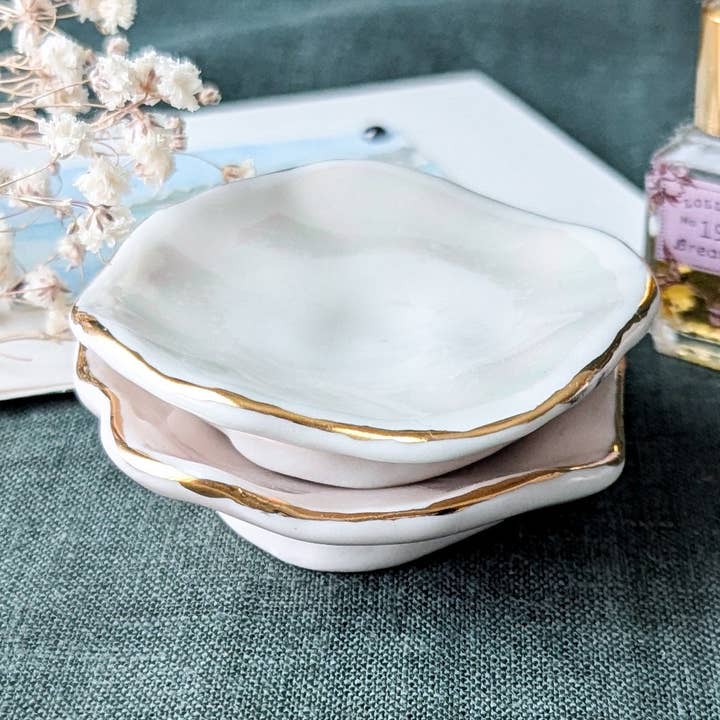 Bol à babioles en nacre Lost At Sea pour la vente par Blue Rochelle