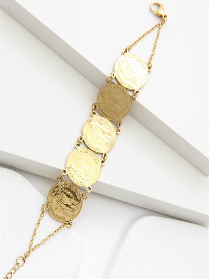 Elegantes Vintage-Armband aus vergoldetem Edelstahl mit Medaillen für den Großhandel von BELLISSIMA BIJOUX