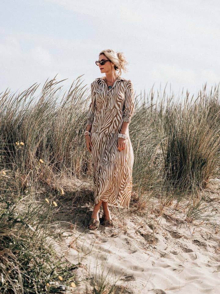 CLEMENTINE - Camelfarbenes langes Zebra-Zebra-Hemdkleid mit 3/4-Ärmeln für den Großhandel von LES BLONDINETTES