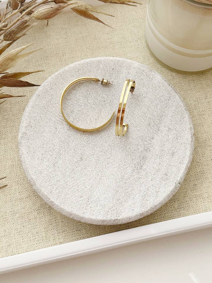 8817JE - Gwenevere Ohrringe aus vergoldetem Material für den Großhandel von Renee and Renae | Formerly The Katz Meow Creations