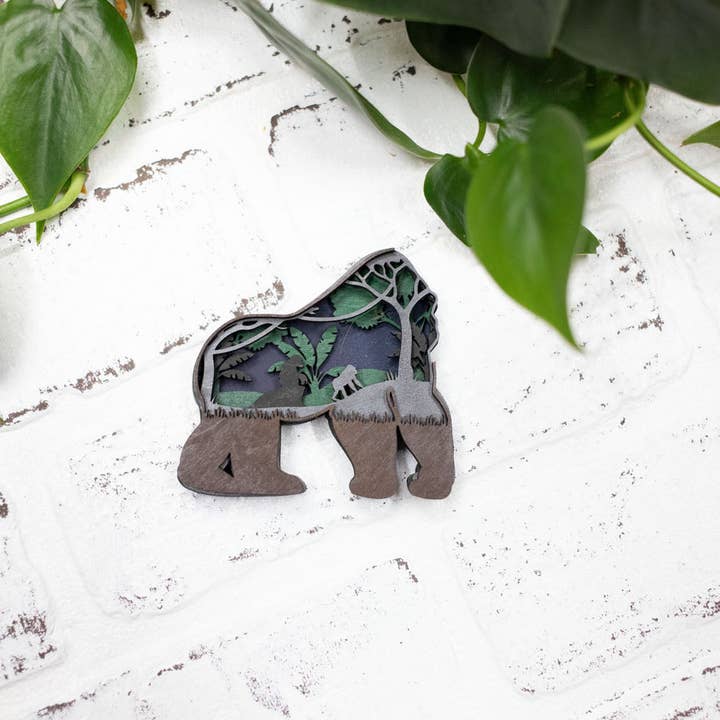 Gorille découpé au laser, diorama animal 3D, scène de jungle faite à la main, art mural, décoration animale gorille pour la vente par The McGarvey Workshop
