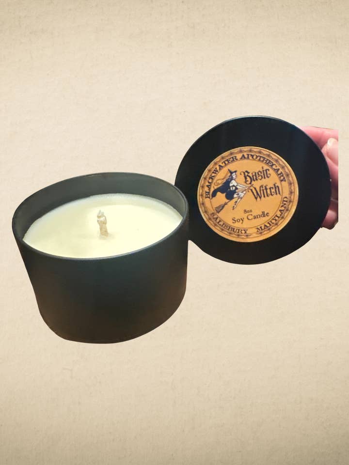 Bruja Básica - Vela de Soja con Esencia de Calabaza y Especias – Lata Negra de 8oz para venta al por mayor de Blackwater Apothecary
