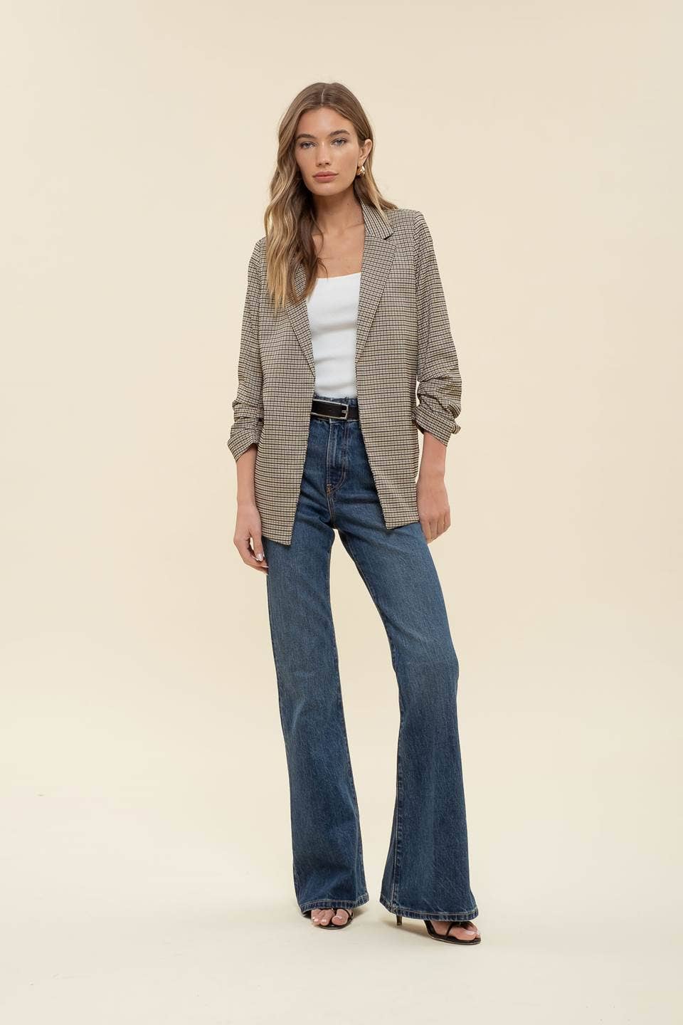 The Workshop Studio – wholesale Blazer - Dam – Rutig blazer med krage och 3/4 ärm med rynkdetalj11