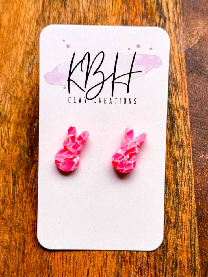 Boucles d'oreilles clous en argile faites à la main en forme de lapin en marbre rose pour la vente par KBH CREATIONS