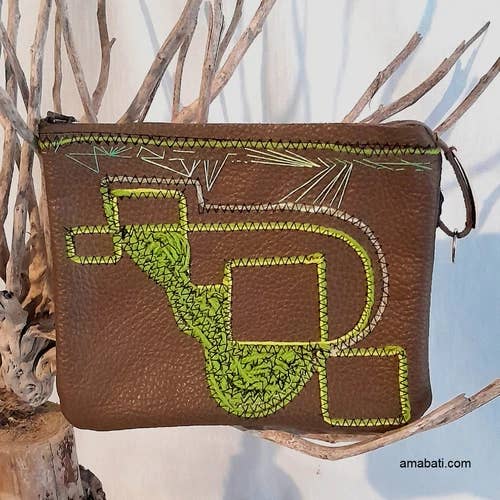 Kuvertväska i läder med broderi för wholesale av Chez XYZ association artistique