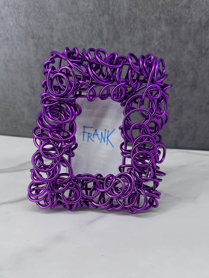 Moldura fotográfica em arame “Loops” (janela 2" x 3") Cor Violeta por atacado de Frank Steil San Francisco