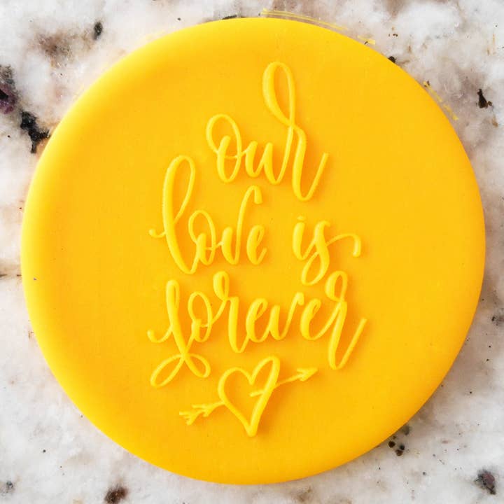 Tampon à biscuits estampé Our Love Is Forever pour la vente par Cut Bake Stamp
