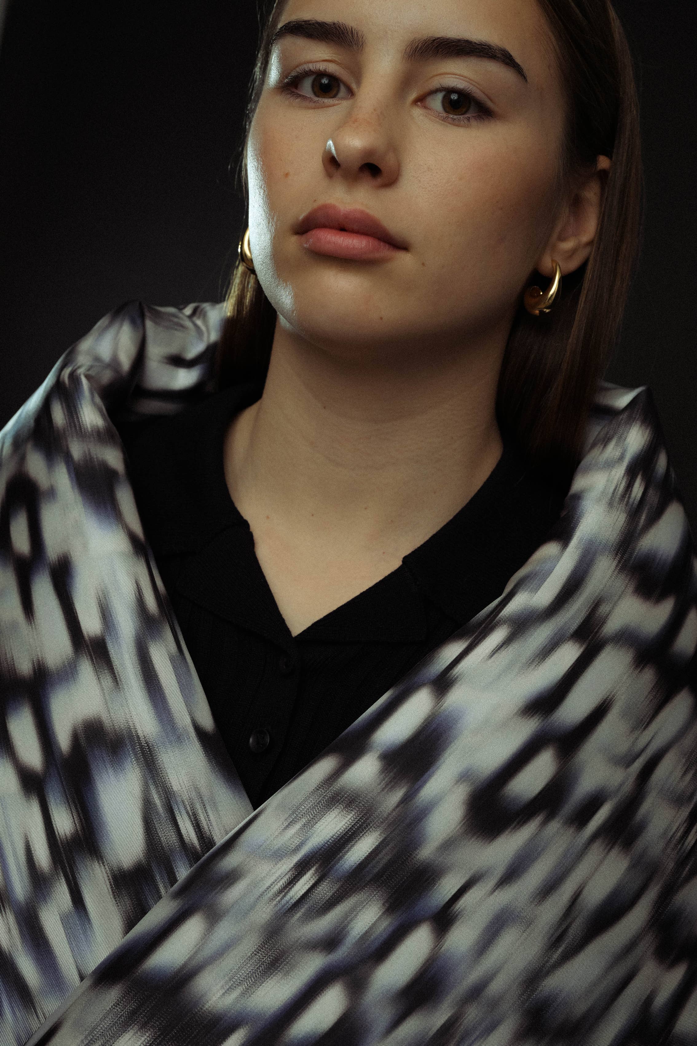 Abstract - Wholesale Outerwear Vest - Unisex - Padded scarf-vest in printed silk with pockets4