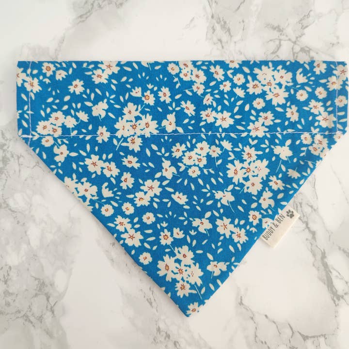 Teal Ditsy Daisies hondenbandana - over de halsband hondenbandana (Copy) voor wholesale door Buddy and Ben