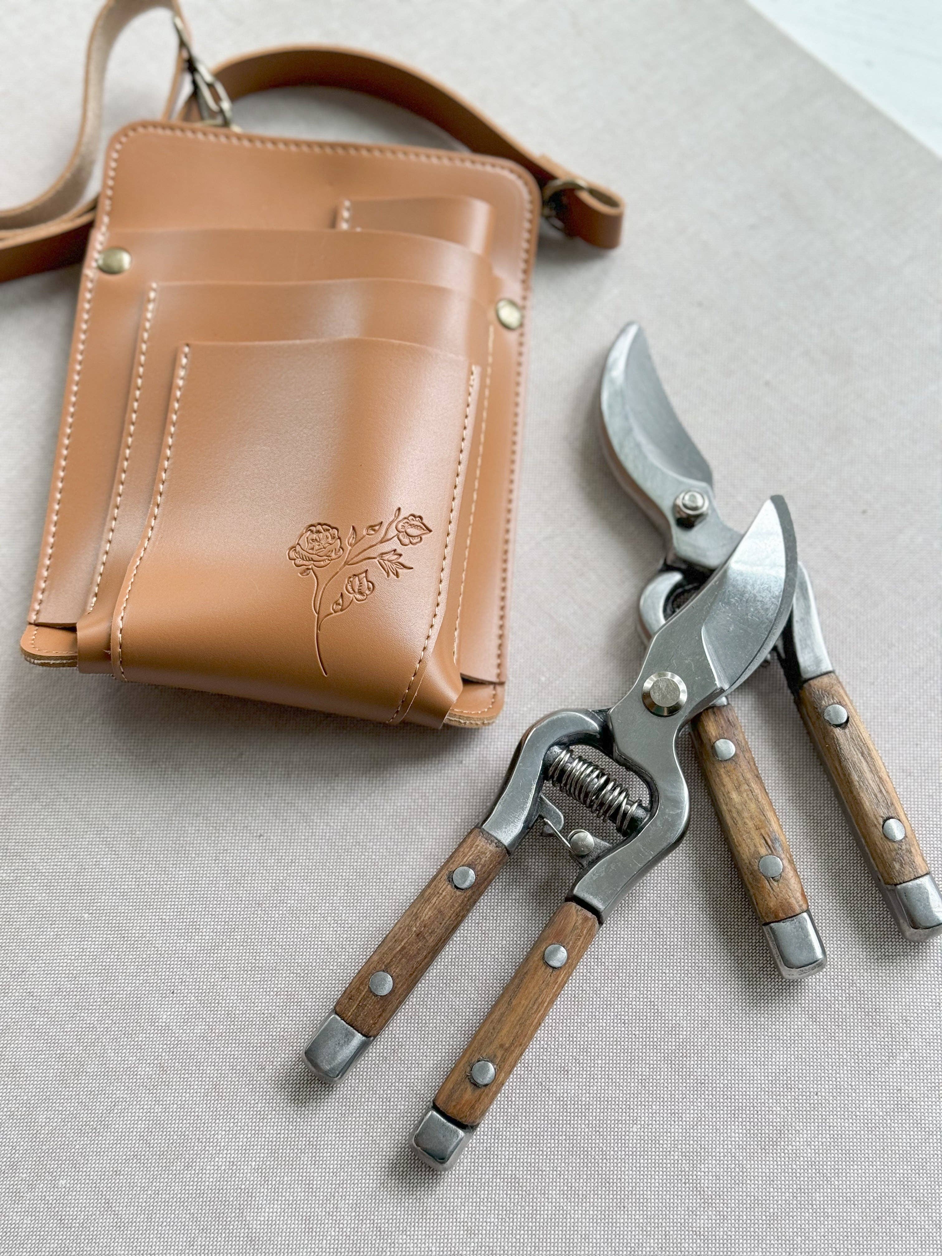 Laura Hooper Design House - Wholesale Garden tool - Wood Handle Garden Secateurs1