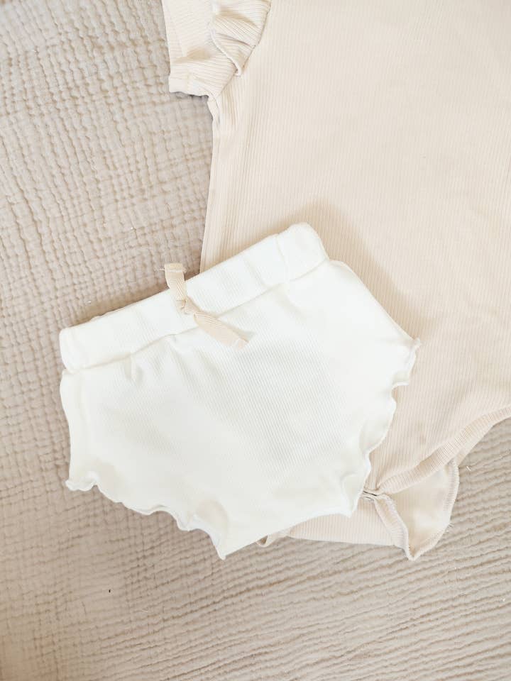 Krämiga Vita Ruffled Edge Shorts för wholesale av Petiteaude