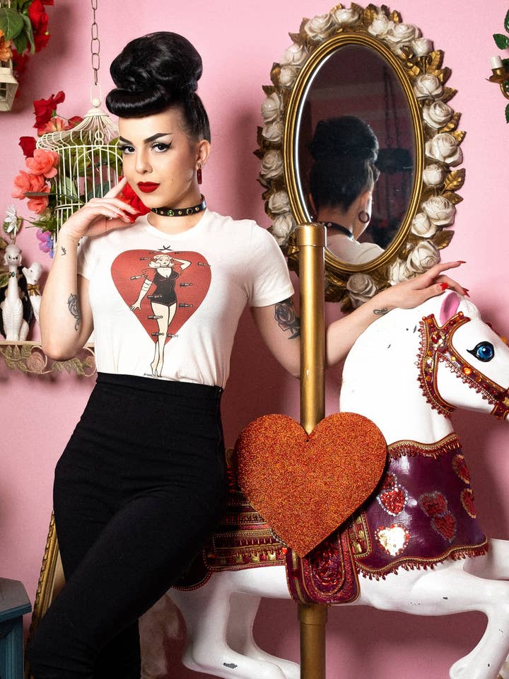 Mischief Made - Vente T-shirt sérigraphié – femme - T-shirt ajusté Heart Attack en ivoire1