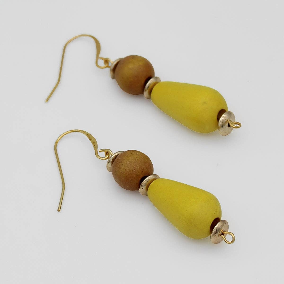 Sylca Designs – Brincos de argola por atacado – Brinco Geométrico Amarelo com Afirma de Dangle2