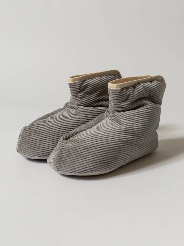 Stivali da camera in velluto a coste Sasawashi, Taupe per la vendita all'ingrosso da parte di Morihata International Ltd. Co.