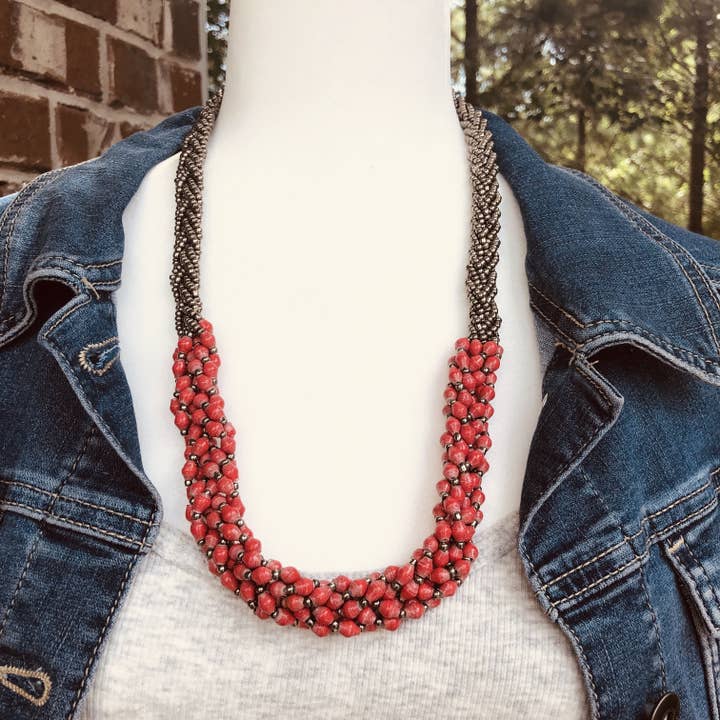 Abambejja Elegante handgemaakte ingewikkelde kenmerkende ketting met kralen (rood met zilveren rocailles) voor wholesale door Tugende Design