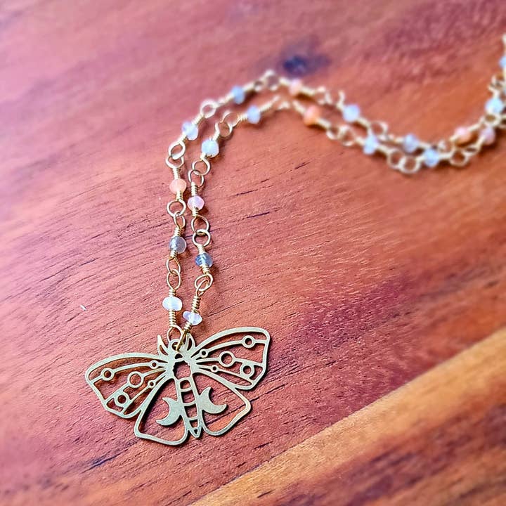 Collier Boho Lotus en pierre de lune en or pour la vente par Gem Lounge Jewelry