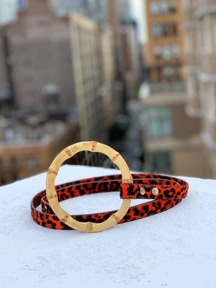 Laisse pour chien Susan en cuir léopard rouge teintée à la main pour la vente par Shaya Pets