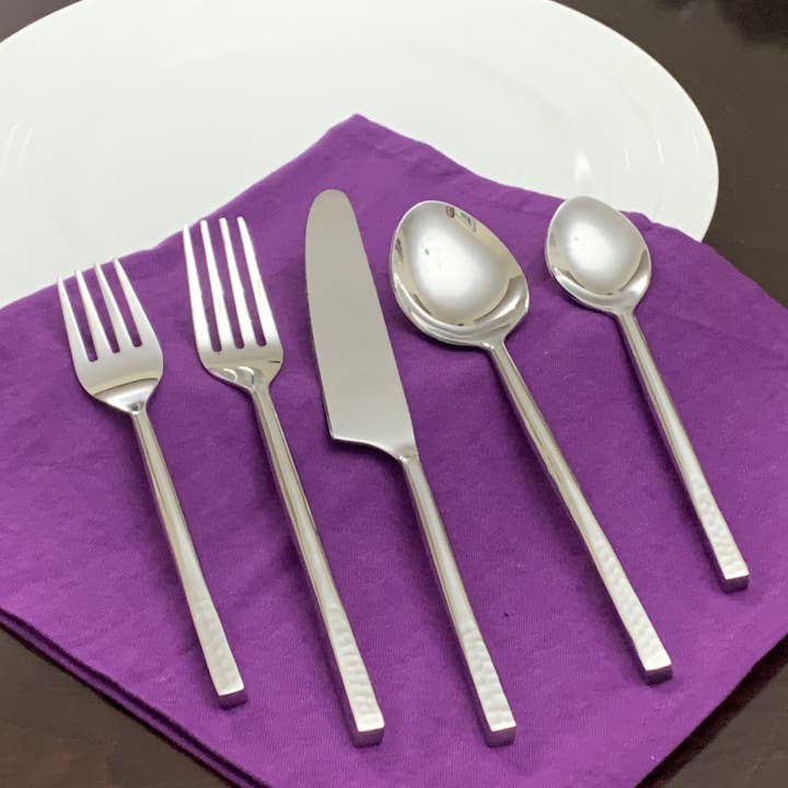 Elegantes 20-teiliges Besteckset aus silbernem gehämmertem Edelstahl für den Großhandel von Vibhsa